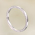 石留め技術が施されたラブ ボンドの結婚指輪 1